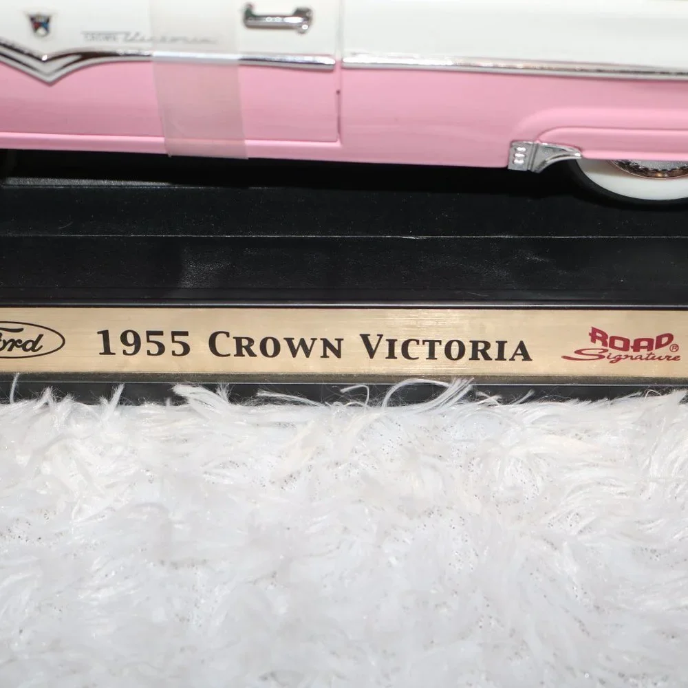 Road Signature 1955 Ford Crown Victoria 1/18 scale! no box, but is still mounted